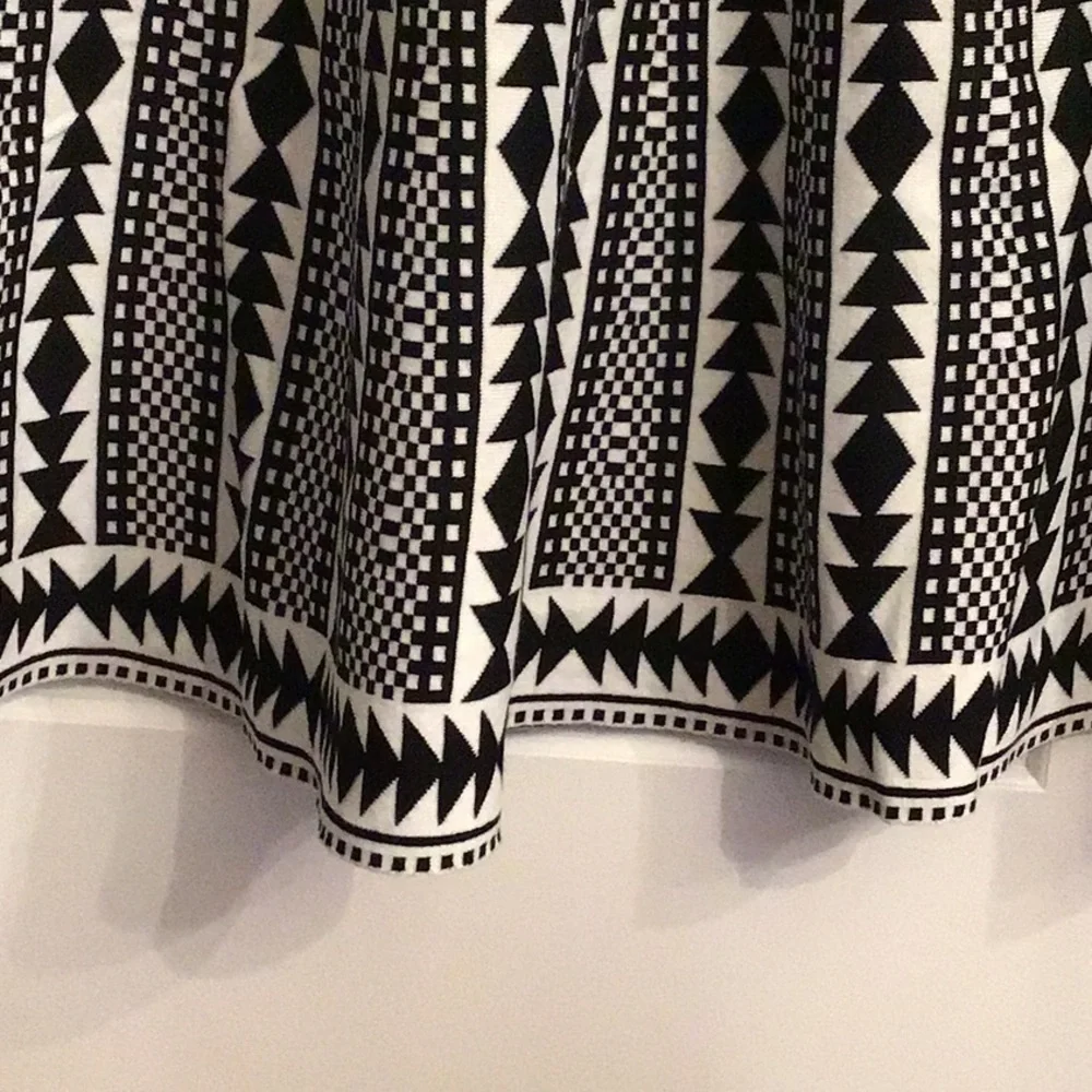 NWT Blck n wht knit mini dress. Skater style skirt 3/4 sleeves 2 small 2 lg - Picture 3 of 5